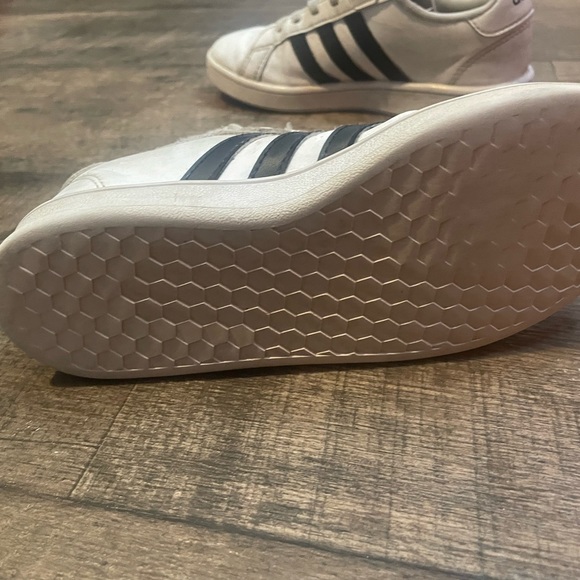 Boys Adidas Sneakers - Picture 3 of 4